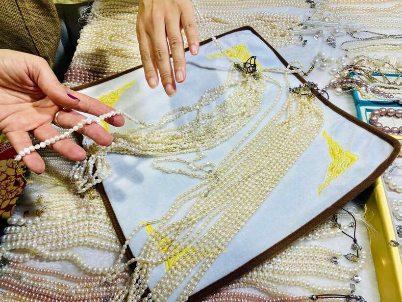 Night Market Haggling Adventure with an English Guide! - Who should book this Panjiayuan night market tour