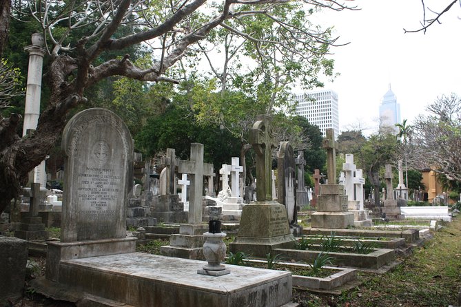 Private colonial Cemeteries tour - The Best Part: A Private Guide Who Keeps Questions Rolling