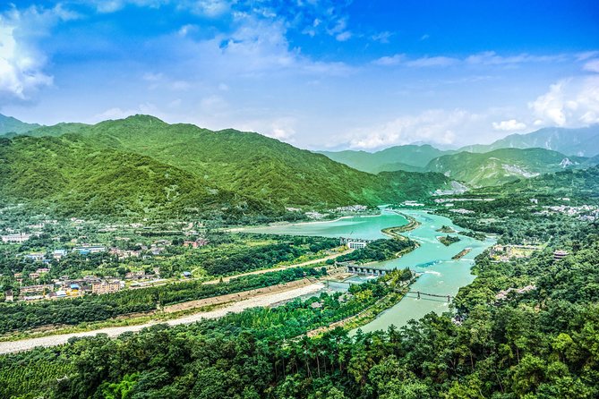 Private Day Tour: Dujiangyan Panda Base and Irrigation Project - A Chengdu day tour that actually combines two worlds