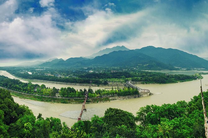 Private Day Tour: Dujiangyan Panda Base and Irrigation Project - Time, transport, and how to handle an 8-hour day