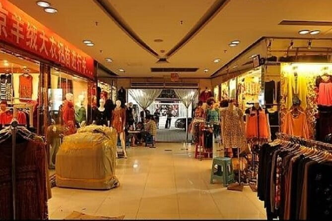 Private Guangzhou Business Tour to Visit Factory and Local Market - ZhongDa WuFeng ShangYeCheng: fabric and clothing accessories that help you verify options