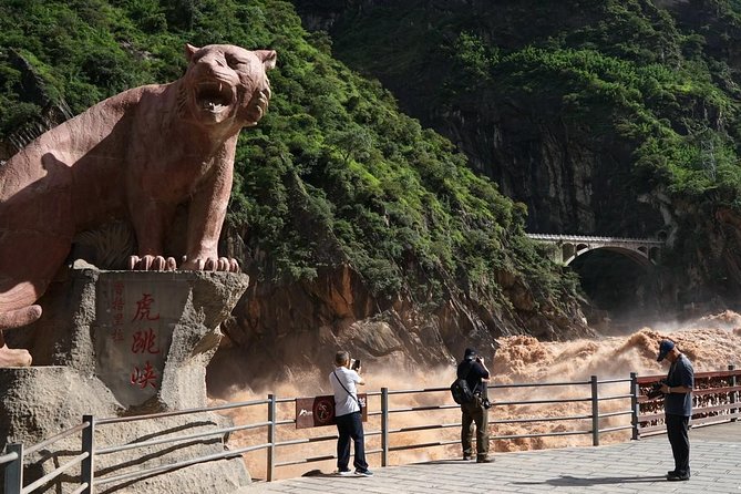 Private Lijiang Day Trip to Upper Tiger Leaping Gorge and Black Dragon Pool - Yangtze River First Bend: Stone Drum’s Iron Chain Bridge stop
