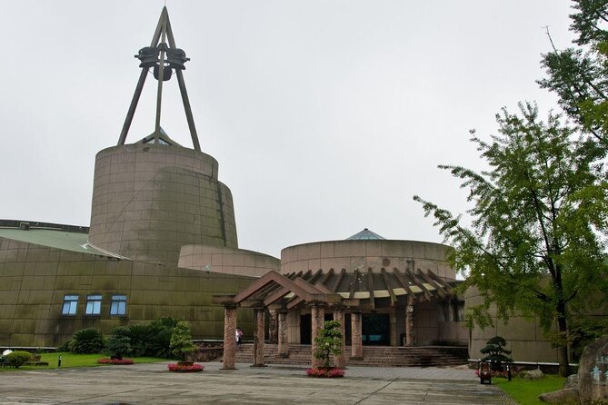 Sanxingdui Museum+Chengdu Panda Base or Jinsha Site Tour - Meeting point in Chengdu, and how you’ll move through the day