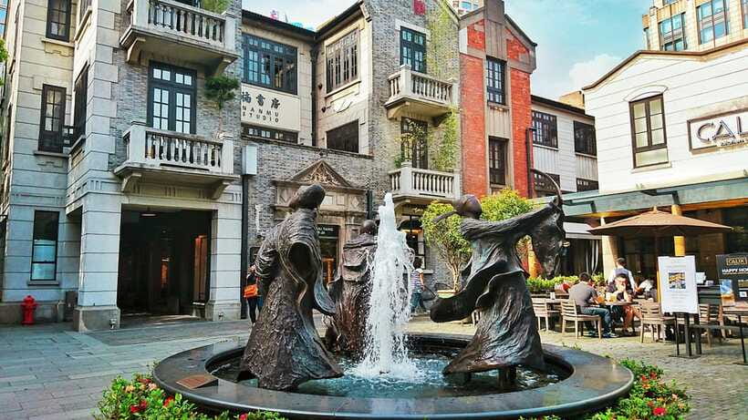 Shanghai Airport Layover Tour with Amazing City Highlights - Yu Garden’s Ming-era atmosphere: courtyards, rockeries, and ponds