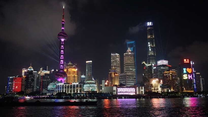 Shanghai Evening Tour: VIP Huangpu River Cruise&City lights - Yu Garden Bazaar at Night: Street Snacks and Lit-Up Architecture