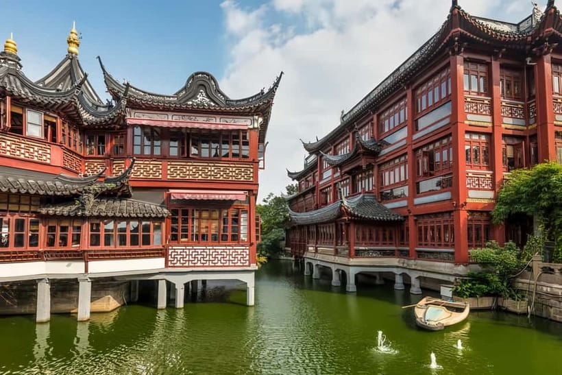Shanghai: Jing'an Temple, Yu Garden, and Bazaar Private Tour - Jingan Temple: golden details and a fast escape from traffic