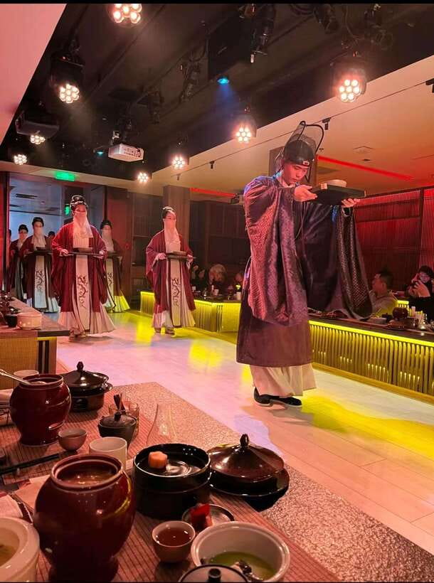 Shanghai: Royal Banquet with Chinese Cultural Performance - Royal Banquet Atmosphere: Palace Look, Formal Rhythm, and Service