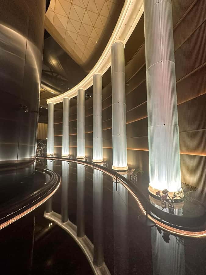 Shanghai Tower: 120 floor Highest restaurant in the world - Cocktail time: enjoy the bar, but watch for add-ons