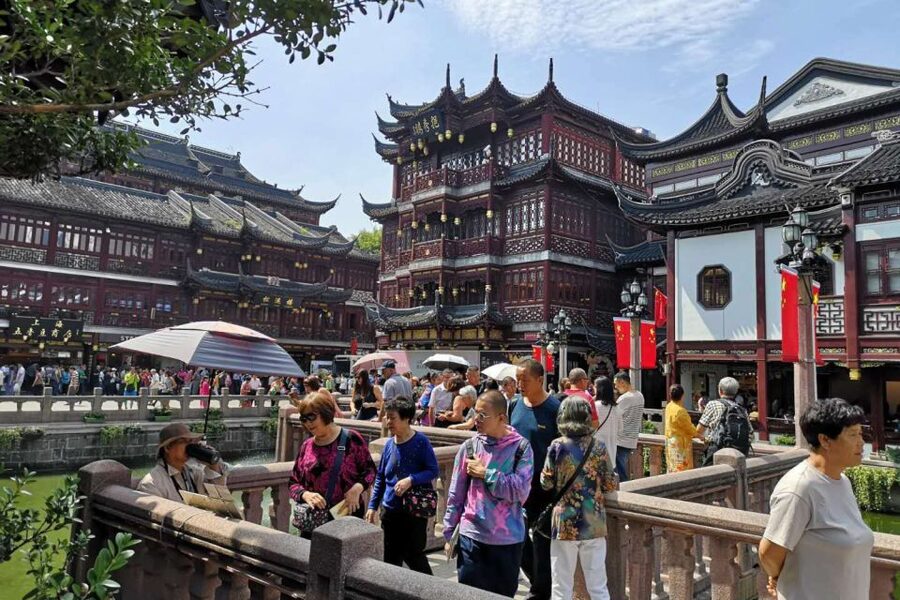 Shanghai: Yu Garden and City God Temple Walking Tour - Tea shop tasting: sampling high-end Chinese teas like you have a clue