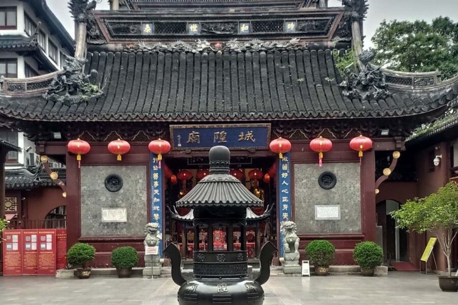 Shanghai: Yu Garden and City God Temple Walking Tour - Soup dumpling tasting option: Xiaolongbao with real guidance