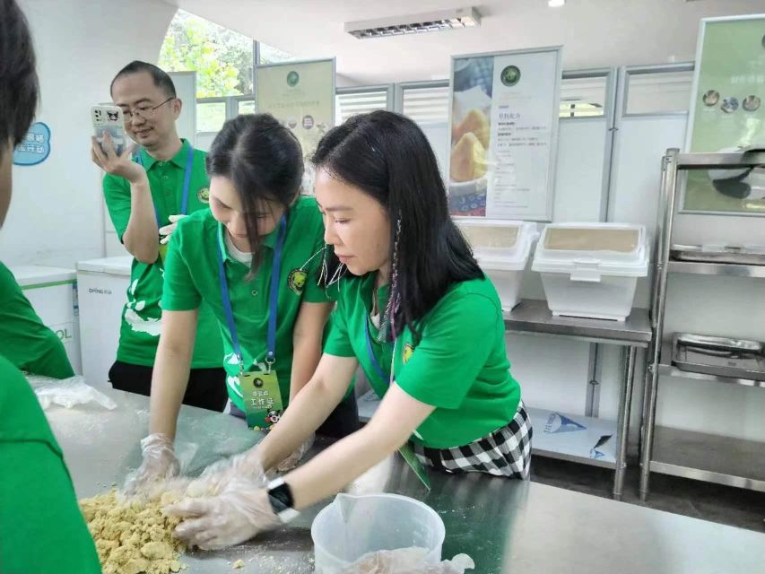 Sichuan: Big Panda Volunteer Day tour - Keeper Time: Cleaning, Food Prep, and Observing Panda Behavior