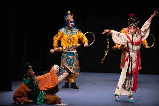 Sichuan Opera with face-changing at Sichuan opera theater - Face-changing and costumes: the real reason to buy a seat