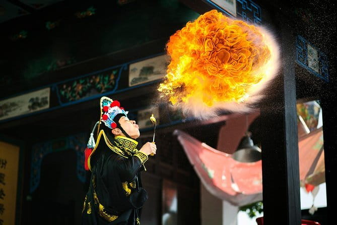 Sichuan Opera with face-changing at Sichuan opera theater - VIP seats and luxury upgrades: when it’s worth it