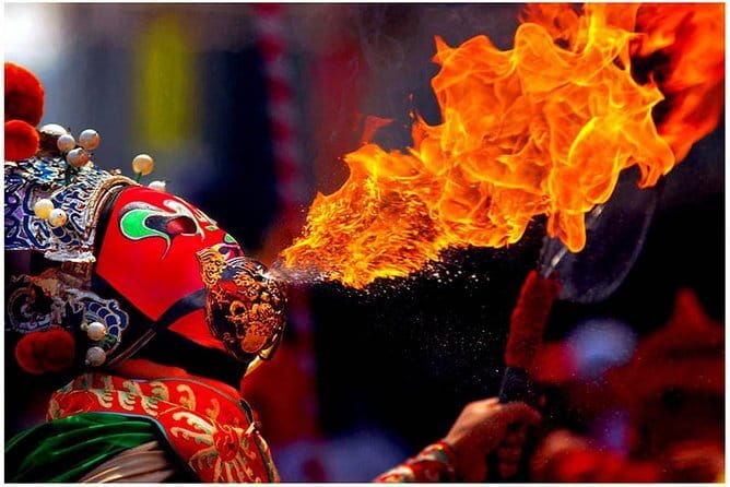 Sichuan Opera with face-changing at Sichuan opera theater - What you’ll see during the show: music, dance, acrobatics, and stories