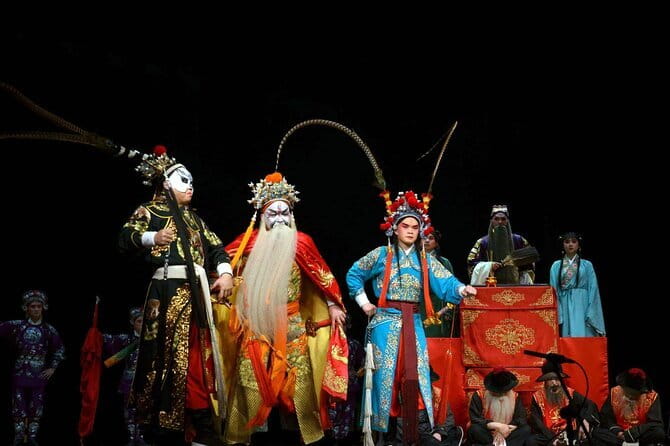 Sichuan Opera with face-changing at Sichuan opera theater - 8:00 pm in Chengdu: what timing does to your night