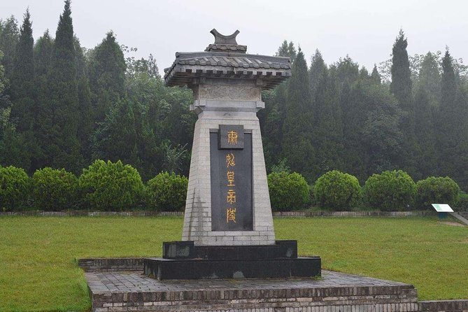 Terra-Cotta Warriors & Horses Essential Full Day Tour from Xi'an - Guides Make the Day: English, Routing, and How to Spot a Good One