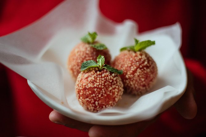 The 10 Tastings of Hong Kong With Locals: Private Street Food Tour - Graham Street Market fruit tasting, how to pick what is good