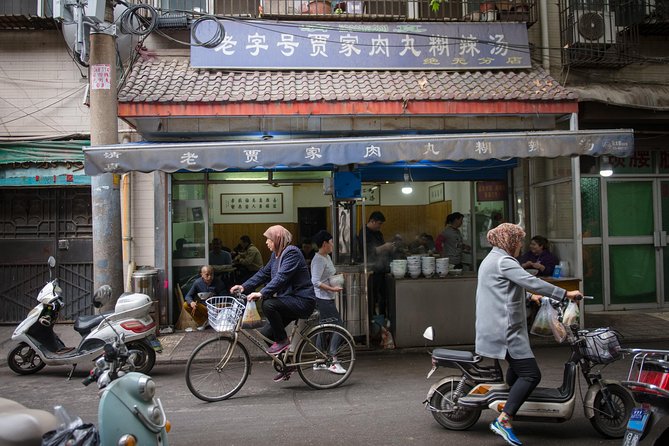 Xi'an Evening Food Tour by TukTuk - Entering the Muslim Quarter by tuktuk: more than just food sampling