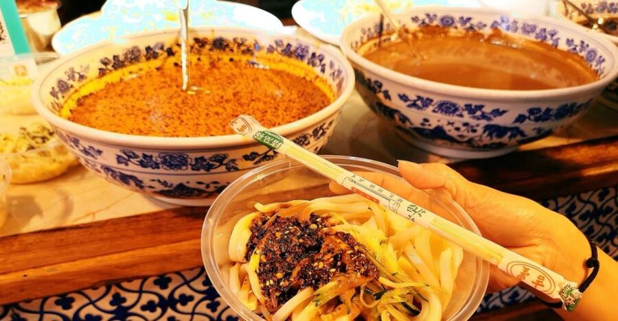 Xi'an Muslim Quarter Night Market Foodie Walking Tour - How the 2.5 to 3 hour flow stays manageable