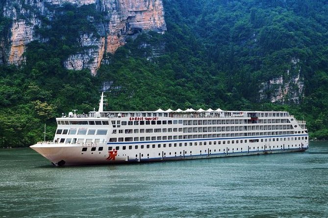Yangtze River Cruise from Chongqing to Yichang Downstream in 4 Days 3 Nights - Day 1 on the Yangtze: Settling In and Finding the River Mood