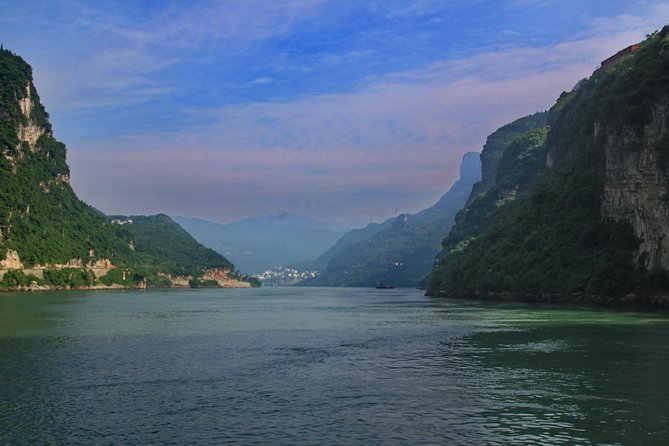 Yangtze River Cruise from Yichang to Chongqing Upstream in 5 Days 4 Nights - Wu Gorge and Qutang Gorge: sailing, then quick nature detours